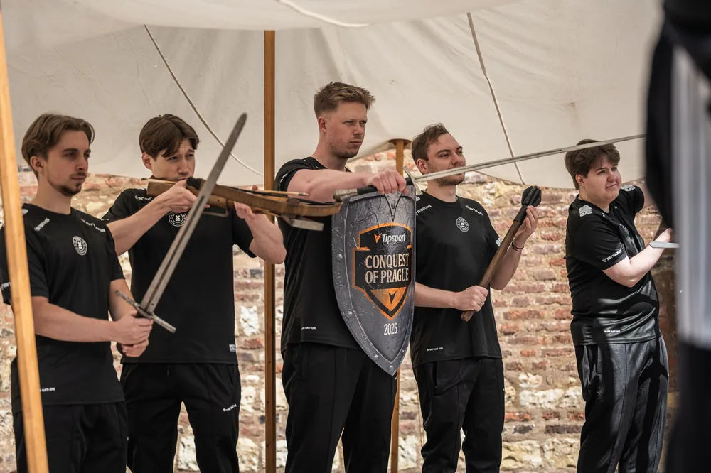 Momentka z media dne s týmy